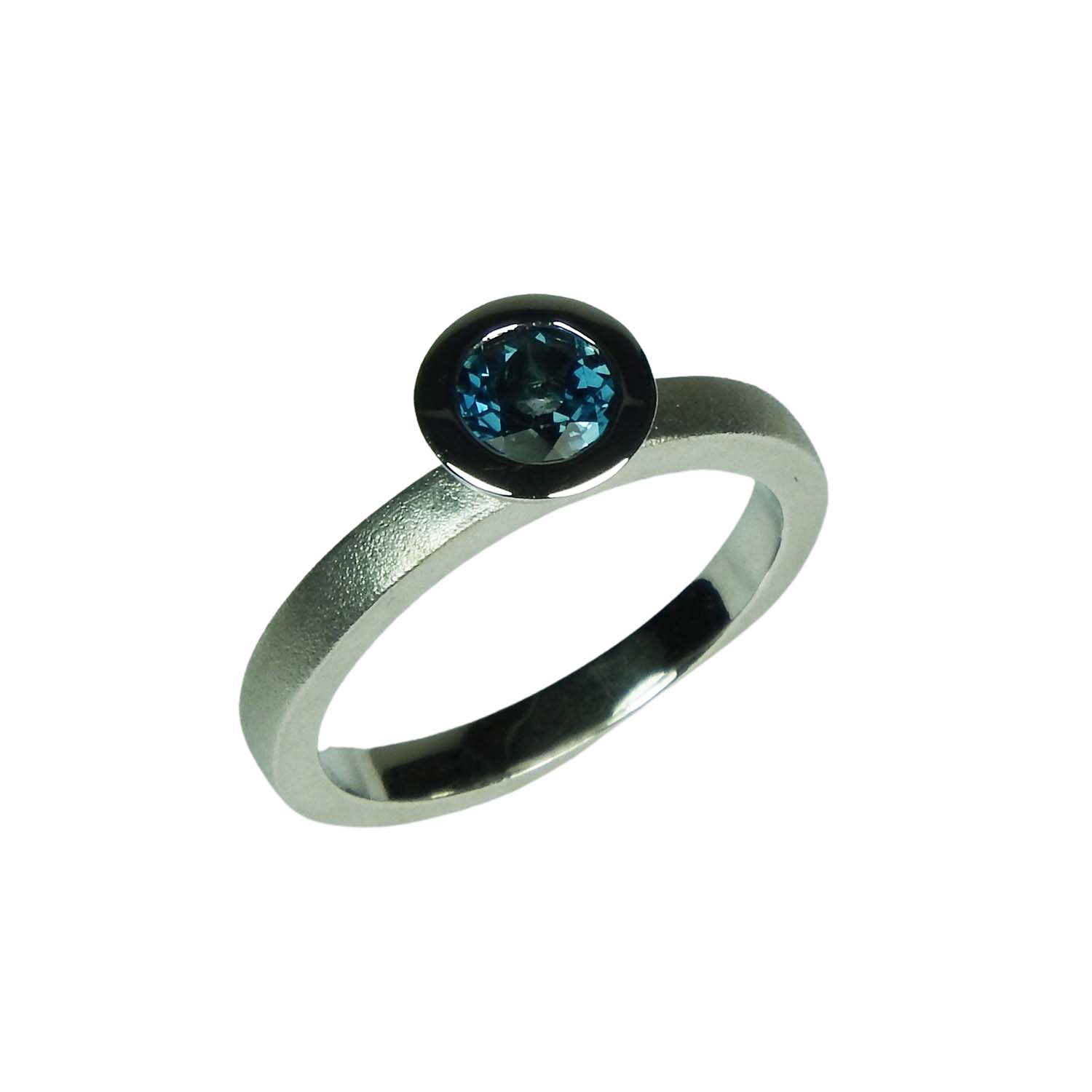 32250-1 Damenring Sterlingsilber mit Blautopas in der Farbe London Blue