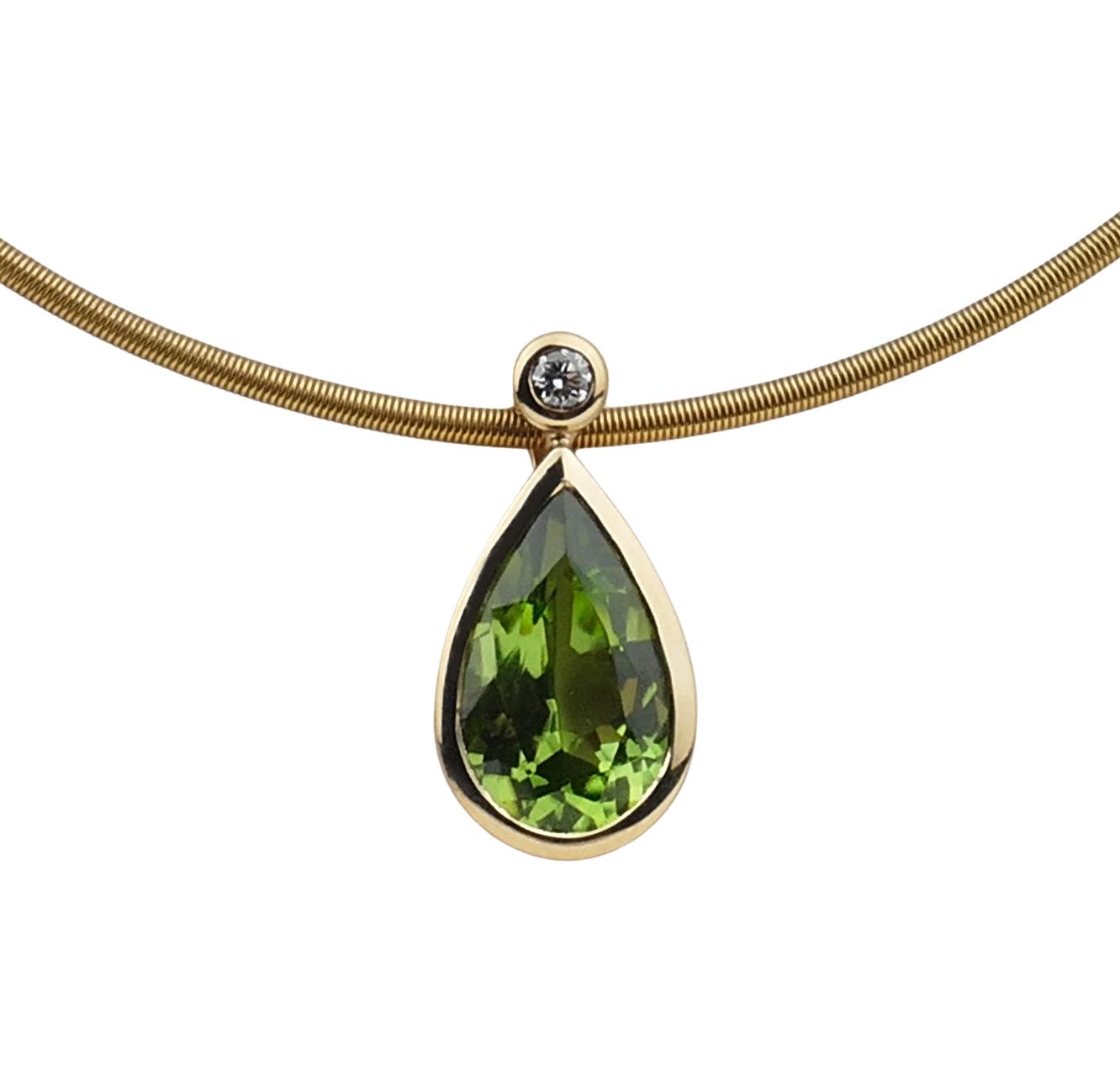 Peridotanhänger mit Brillant Gelbgold 750/000 Goldschmiedearbeit Peridotanhänger mit Brillant Gelbgold 750/000 Goldschmiedearbeit